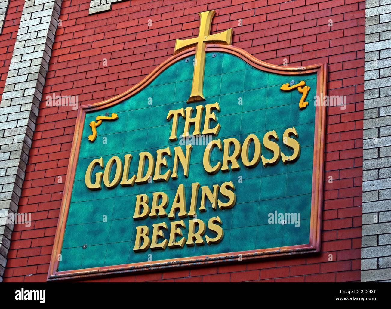 Traditional Brains Cardiff Victorian brewery pub, the Golden Cross,  junction of Customhouse Street and Hayes Bridge Road, Cardiff, Stock Photo