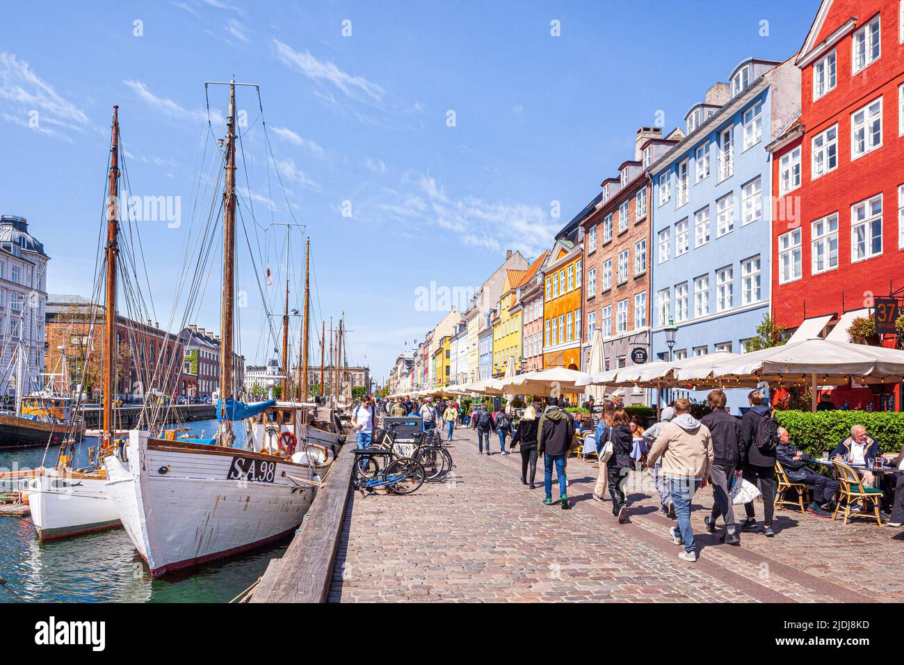 Alfresco cafes at Nyhavn, the colourful 17th-century canal waterfront in Copenhagen, Denmark. Stock Photo
