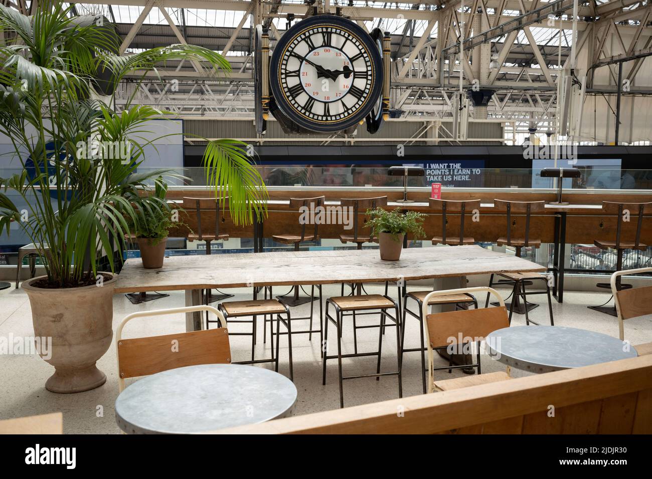 A deserted cafe and the clock face on Waterloo station's main concourse on the first day of the UK's rail strike, when railway and London Underground workers with the RMT union have taken industrial action, the most disruptive rail strike across England, Scotland and Wales for thirty years, on 21st June 2022, in London, England. Stock Photo