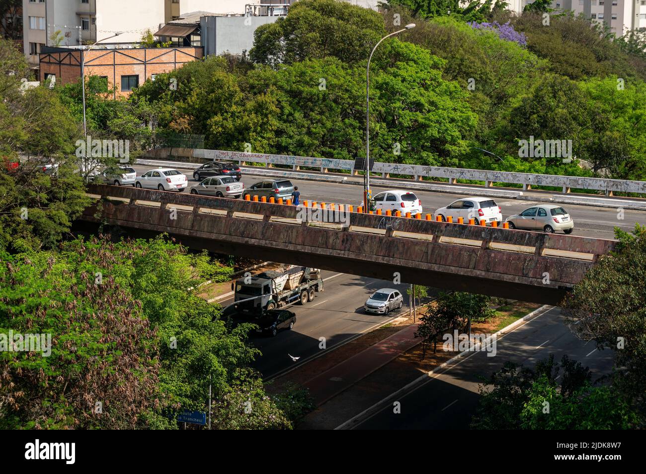 The Doutor Joao Tranchesi viaduct running over Paulo VI avenue surrounded by lots of green vegetation in Pinheiros district in a normal sunny day. Stock Photo