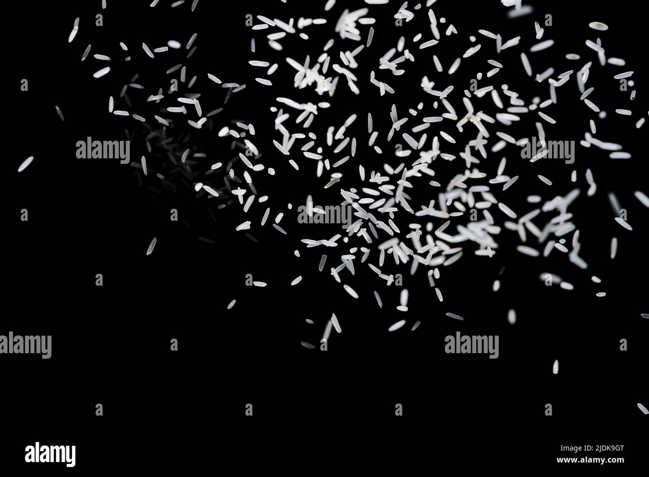 Heap of raw rice on dark background. Raw white rice explosion. faling ...