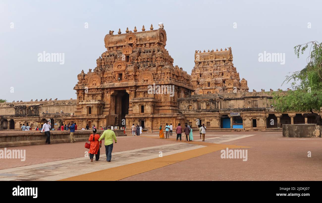 INDIA, TAMILNADU, THANJAVUR, March 2022, Devotee at the Gopuram or gate of Brihadishvara Temple Stock Photo
