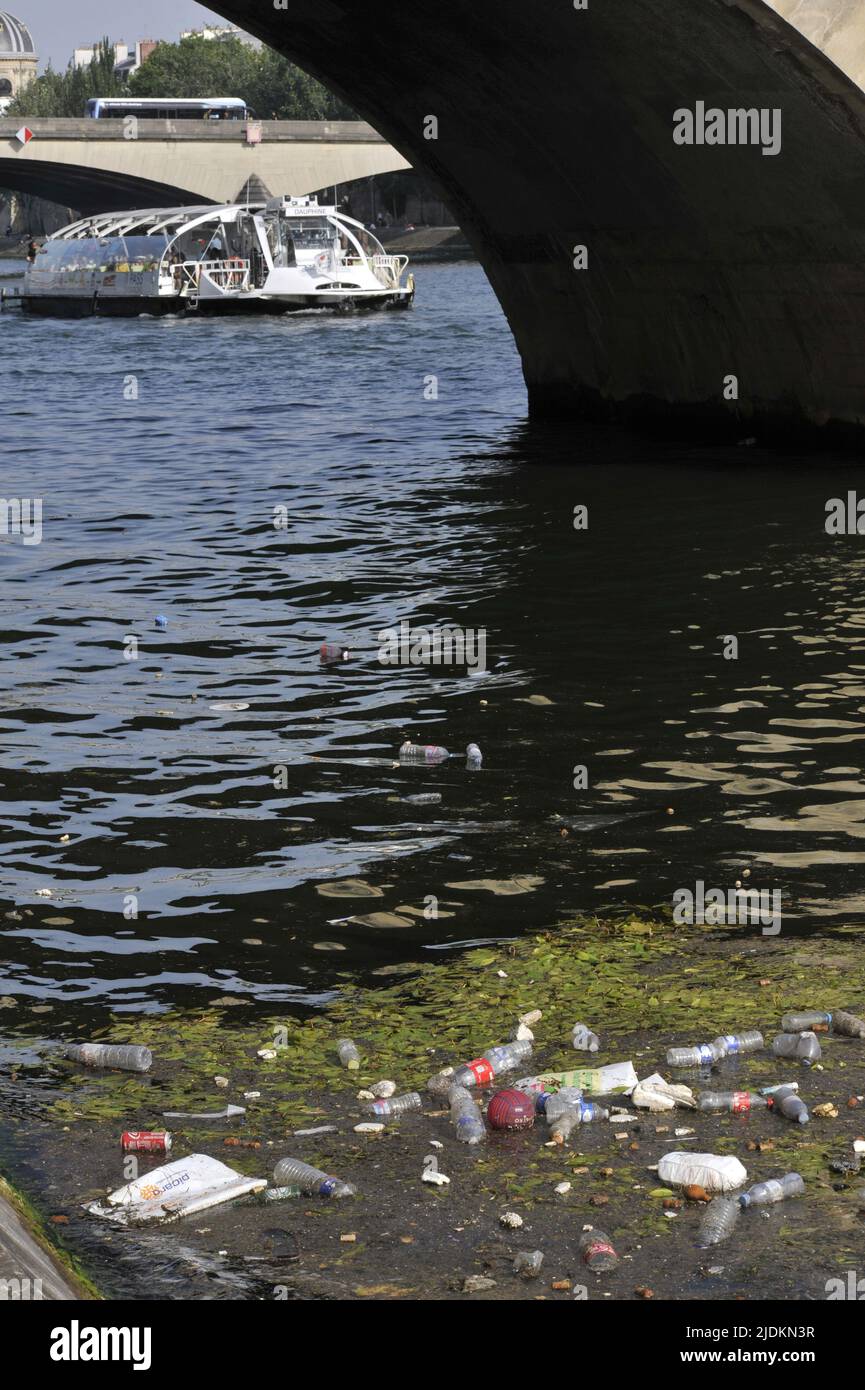 FRANCE. PARIS (75) SEINE RIVER POLLUTION, THE OPENING CEREMONY OF THE
