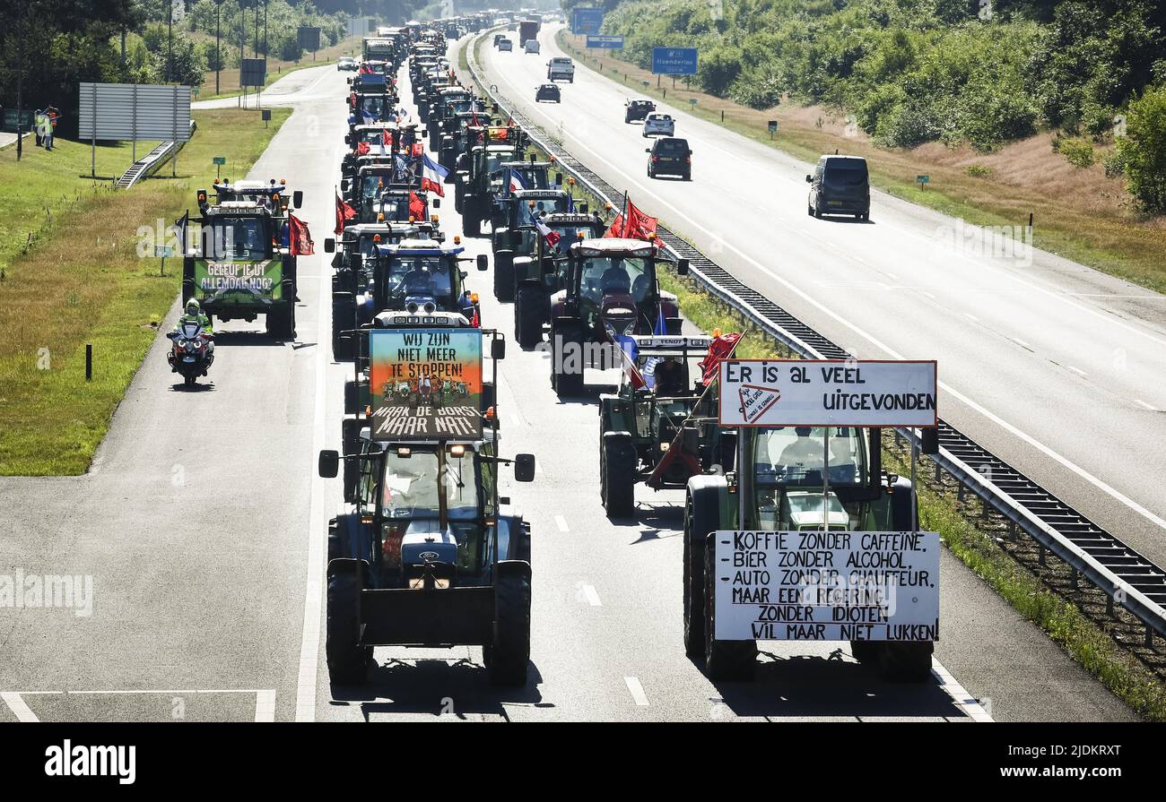 2022-06-22 09:27:13 APELDOORN - Tractors on the A1 highway between Apeldoorn and Stroe. Boperen are on their way to the rural farmers' protest in Stroe. Tens of thousands of participants are expected at the protest against the nitrogen policy. ANP VINCENT JANNINK netherlands out - belgium out Stock Photo