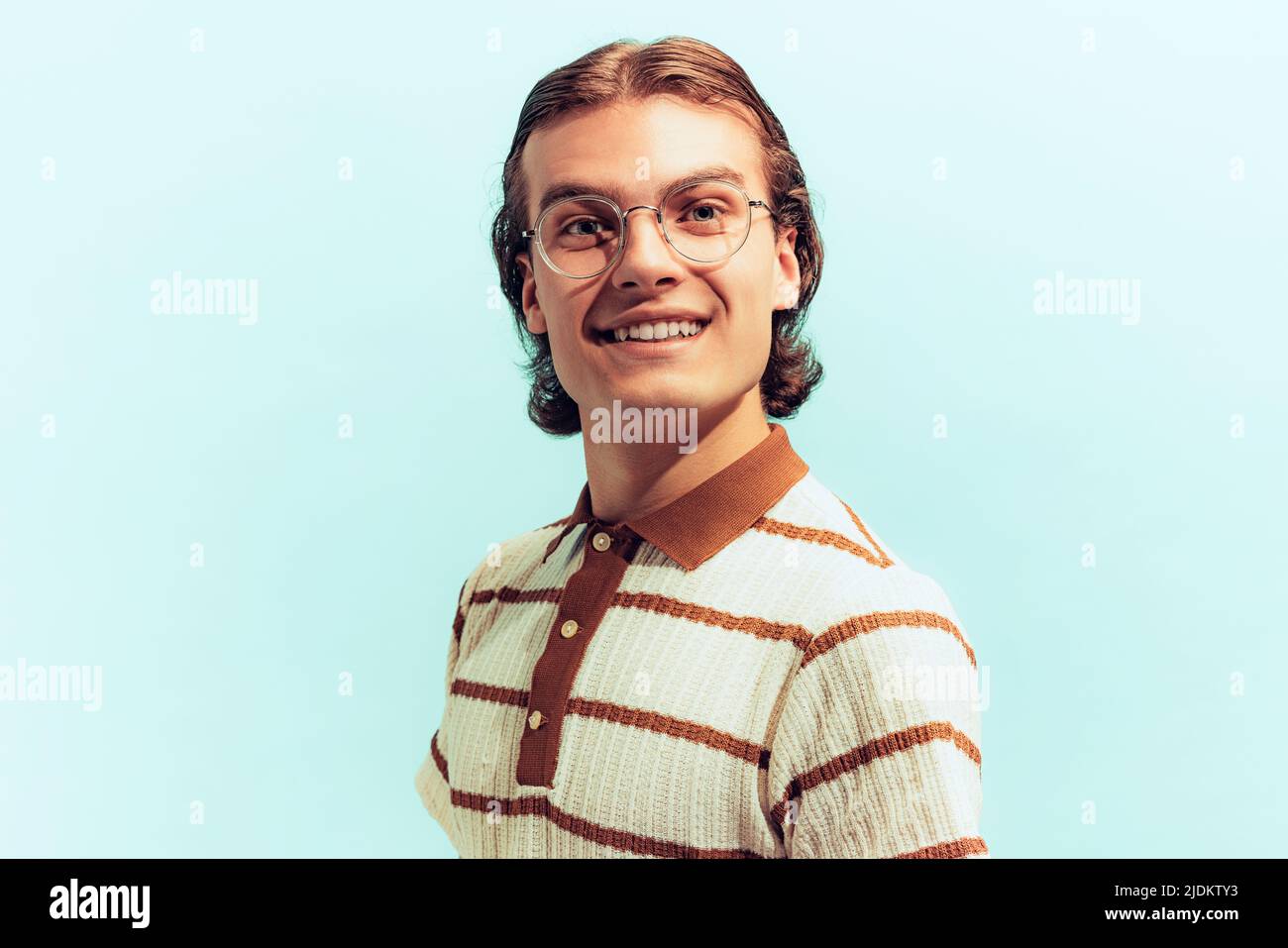 Portrait of young cheerful man in sjtylish glasses posing, smiling at ...