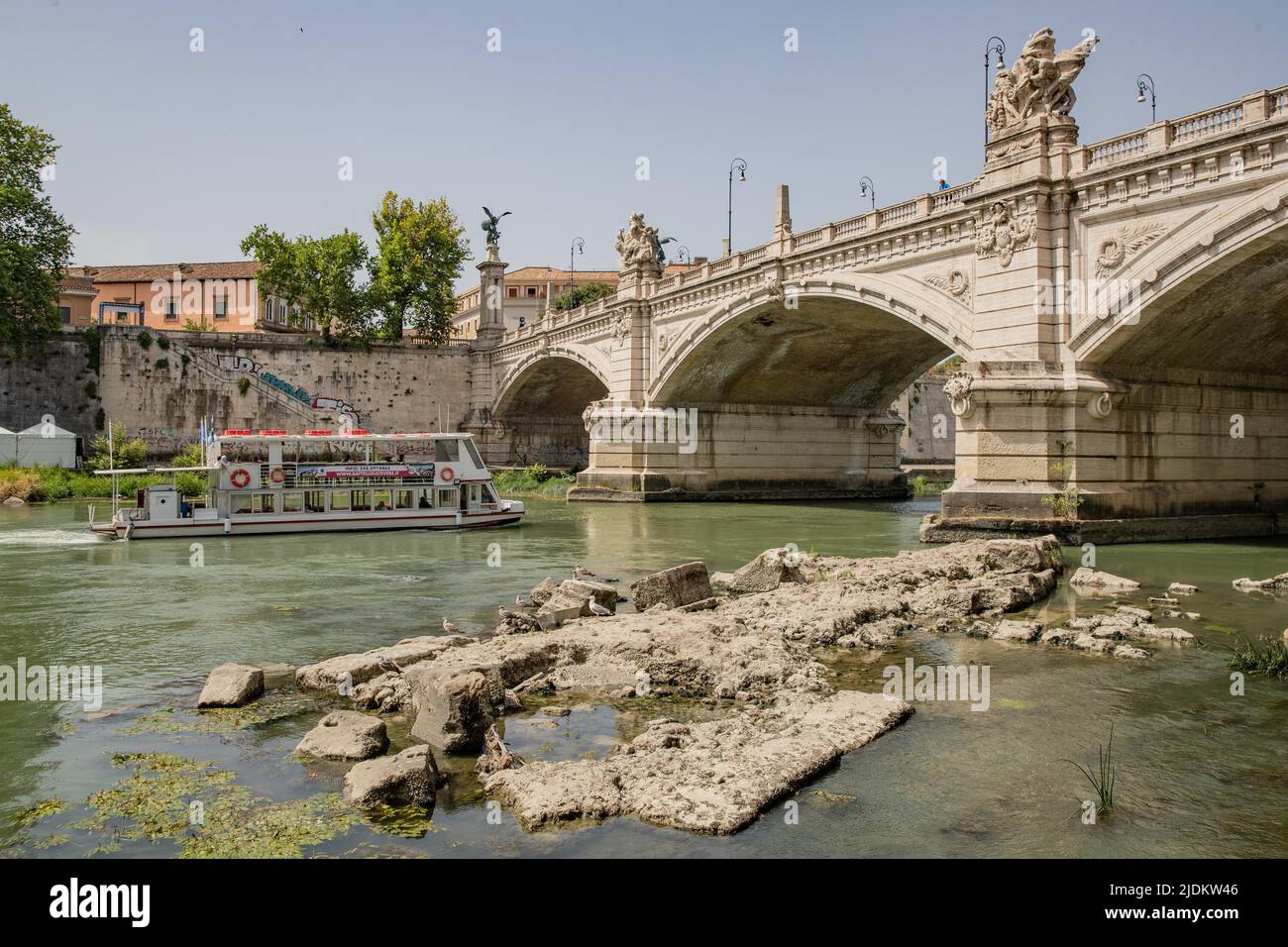 Rome, Italy. 21st June, 2022. ** NO WEB AND NEWSPAPERS ONLY FOR ITALY ** Rome, Drought alarm: the Neronian Bridge resurfaces in the Tiber Credit: Independent Photo Agency/Alamy Live News Stock Photo