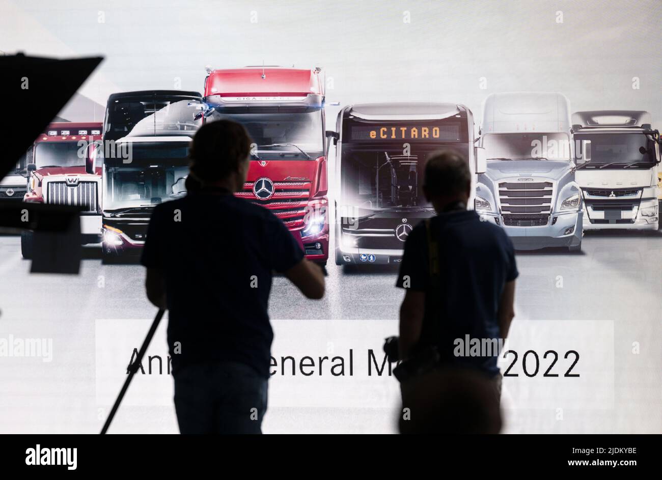 Stuttgart, Germany. 22nd June, 2022. Journalists stand in front of a display before the start of the Daimler Truck Holding - Annual General Meeting, which takes place online. The manufacturer of buses and trucks had been spun off from the then Daimler Group at the end of last year. Credit: Marijan Murat/dpa/Alamy Live News Stock Photo