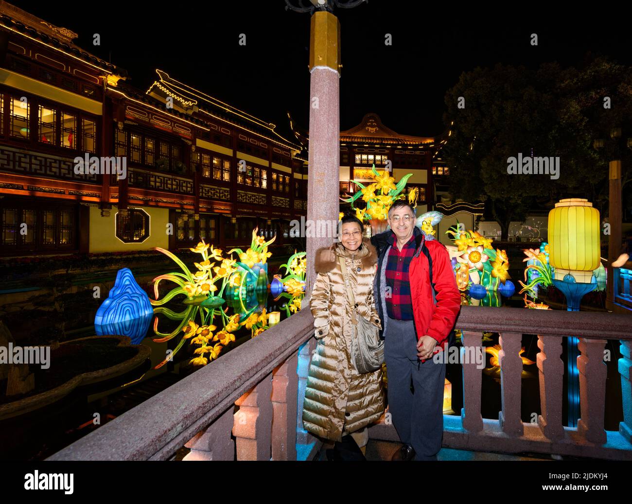 A couple poses at the Nine Turning bridge of Yu Yuan, Yu Garden, during the Lantern Festival in the Year of the Tiger. Stock Photo