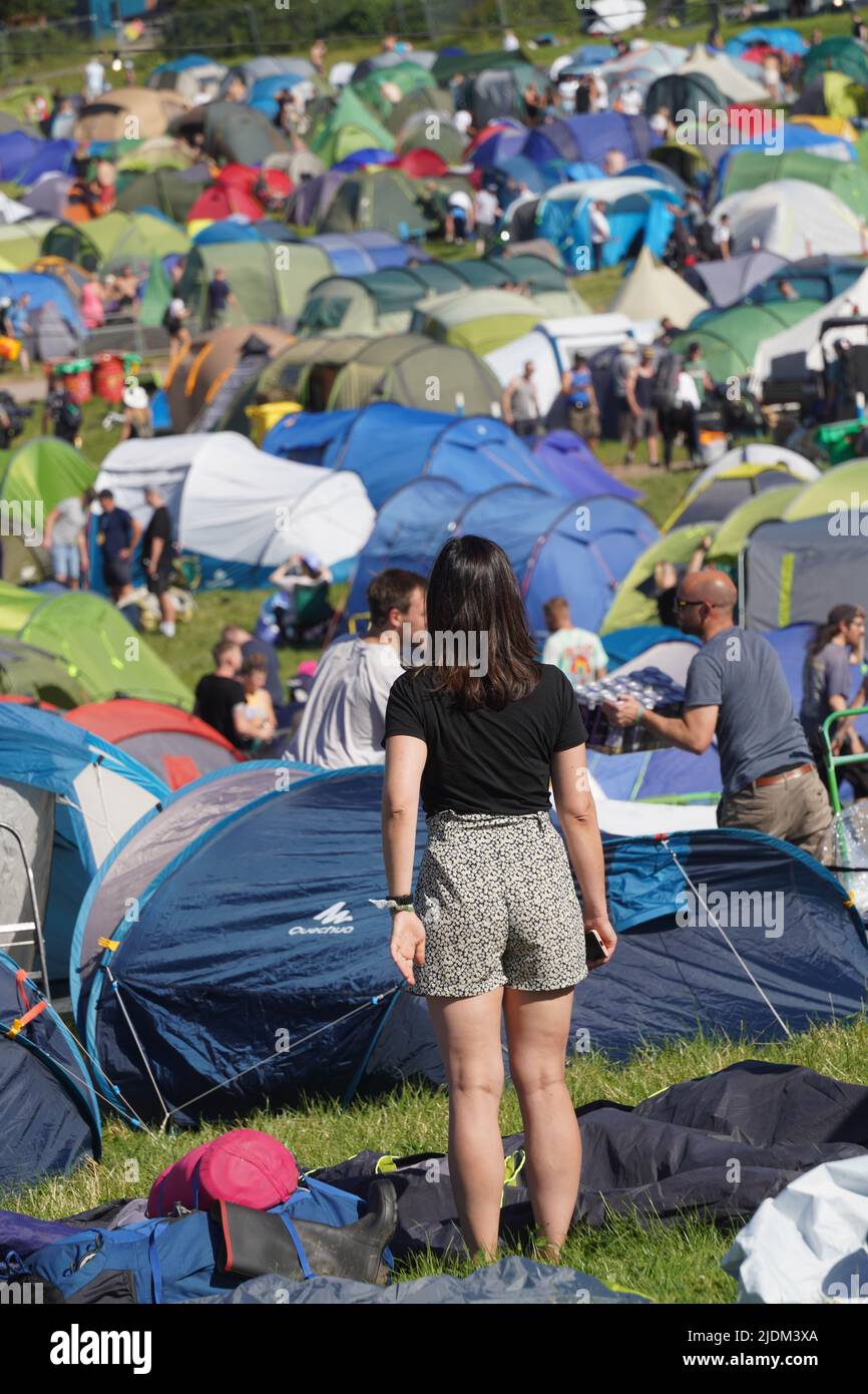Glastonbury, UK. Wednesday, 22 June, 2022. Festival goers putting up tents on the first day of the Glastonbury 2022 Festival. Photo: Richard Gray/Alamy Live News Stock Photo