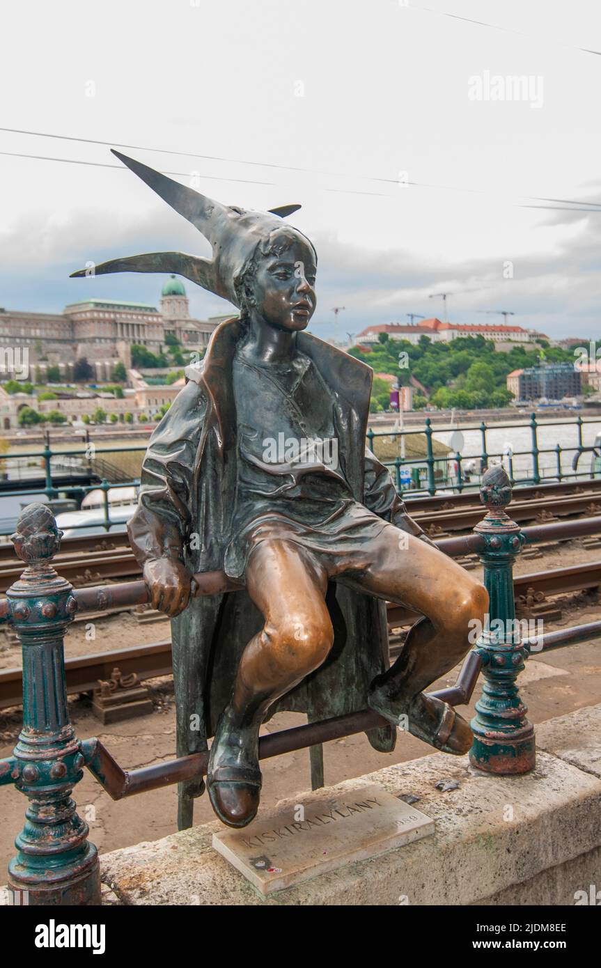 Budapest, Hungary. Bronze statue by the Danube - 'Kiskiralylany' (Little Princess) by Laszlo Marton, 1989 Stock Photo