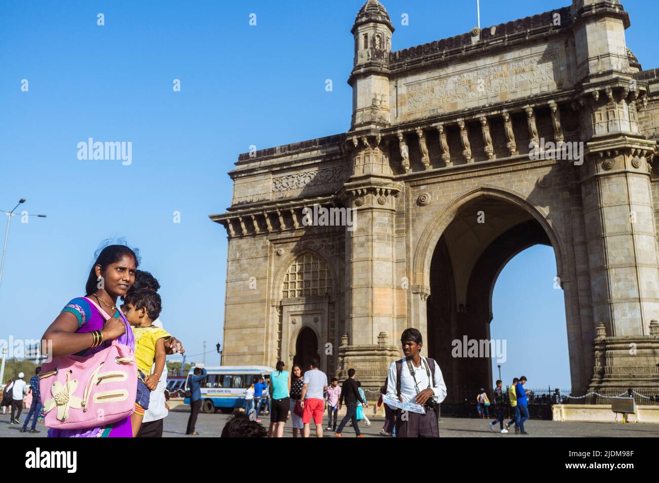 Mumbai, Maharashtra, India : People gather around the Gateway of India monumental arch built betwen 1913 and 1924 in the Indo-Saracenic style. Stock Photo