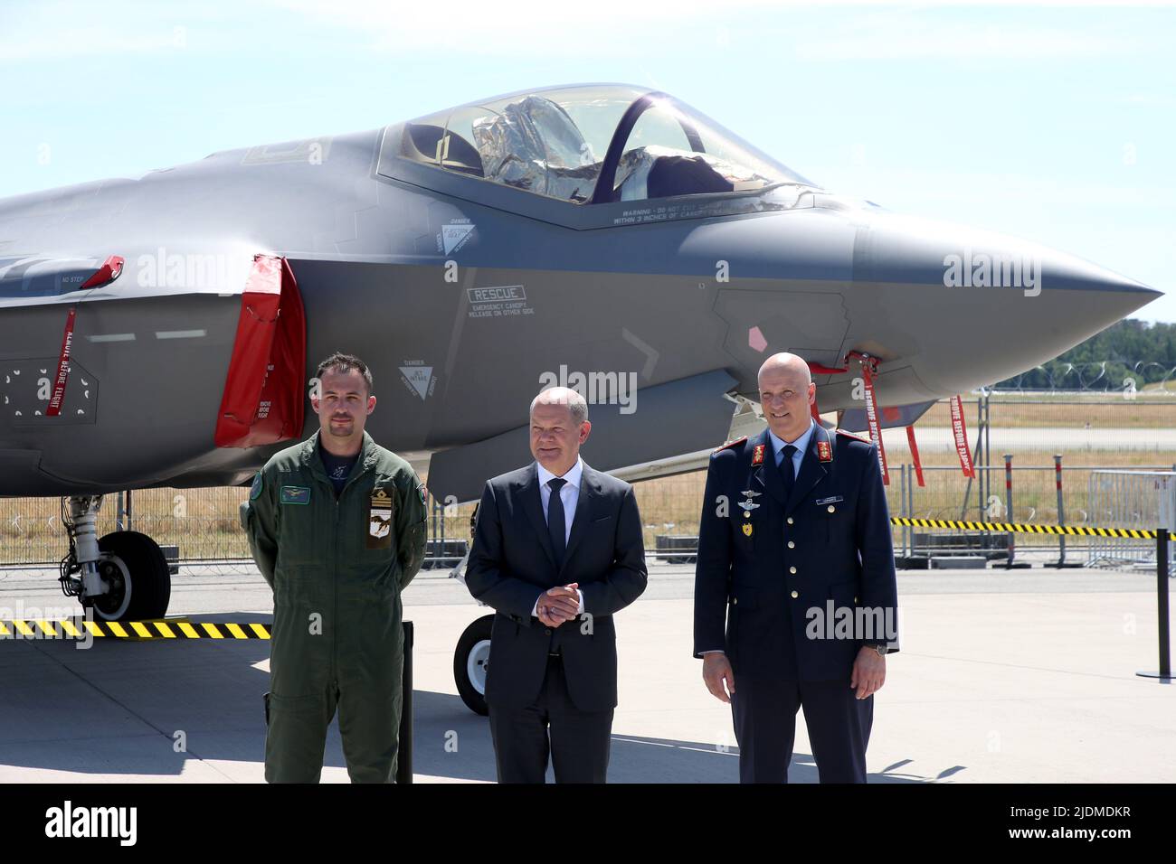 Brandenburg, Germany. 22 June 2022, Brandenburg, Schönefeld: Capitano  Alberto Bosi (l-r) from Italy stands next to German Chancellor Olaf Scholz  (SPD) and Lieutenant General Ingo Gerhartz, Inspector of the German Air  Force,