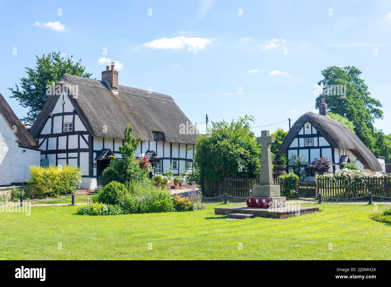 Thatched cottages on The Green, High Street, Chalgrove, Oxfordshire, England, United Kingdom Stock Photo