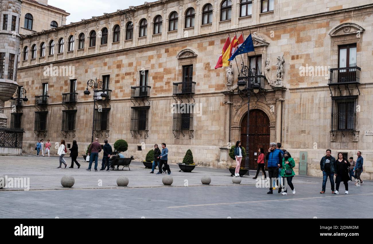Spain, Leon. Spaniards on Paseo (Evening Stroll) in front of the Palacio de los Guzmanes on a Sunday Evening. Stock Photo