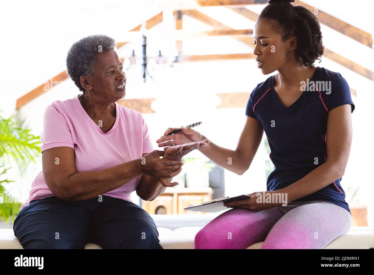 African american pain doctor hi-res stock photography and images - Alamy
