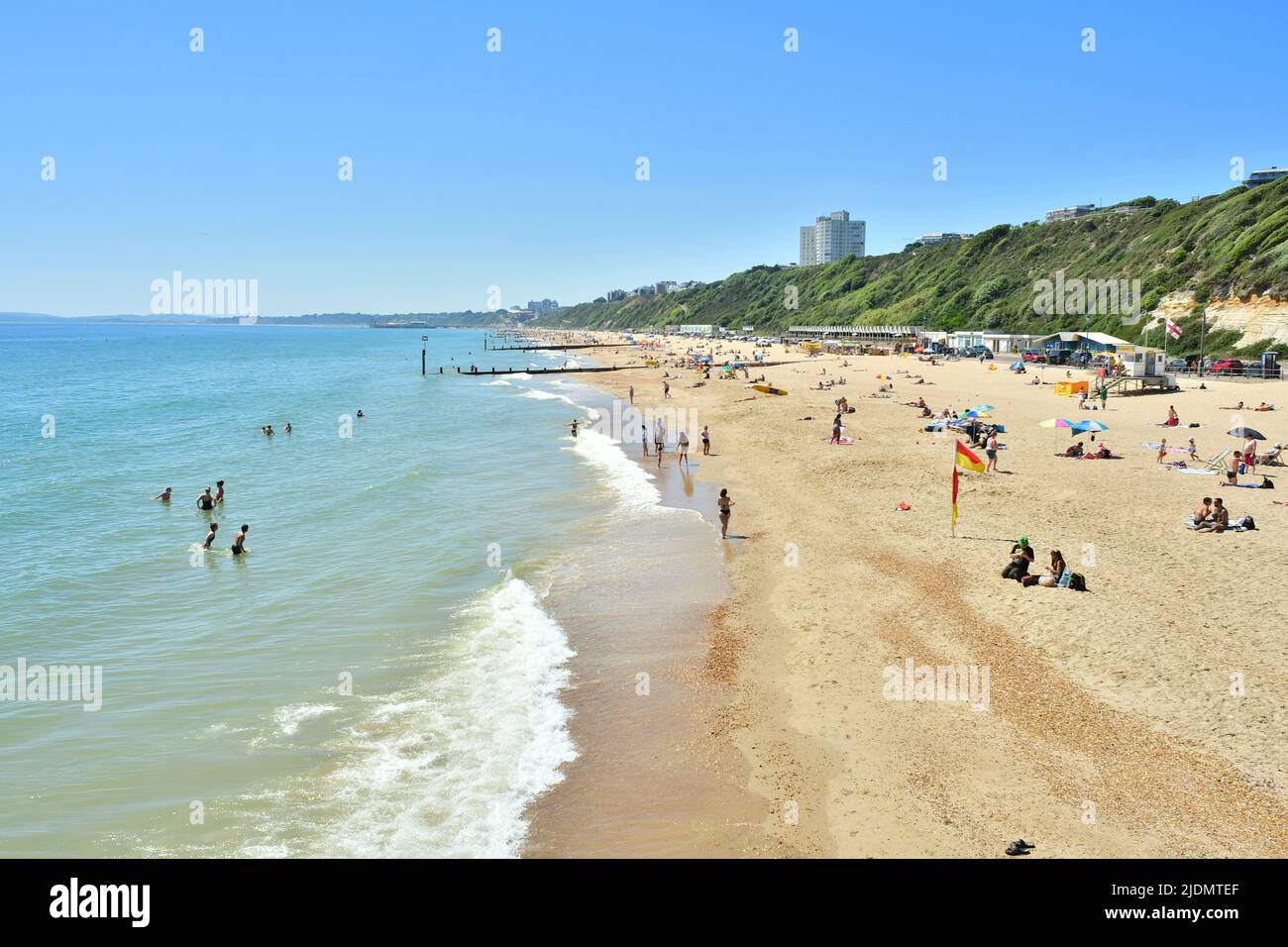 Boscombe, Bournemouth, Dorset, UK, 22nd June 2022, Weather. Hot afternoon in glorious summer sunshine. People on the long sandy beach. Credit: Paul Biggins/Alamy Live News Stock Photo