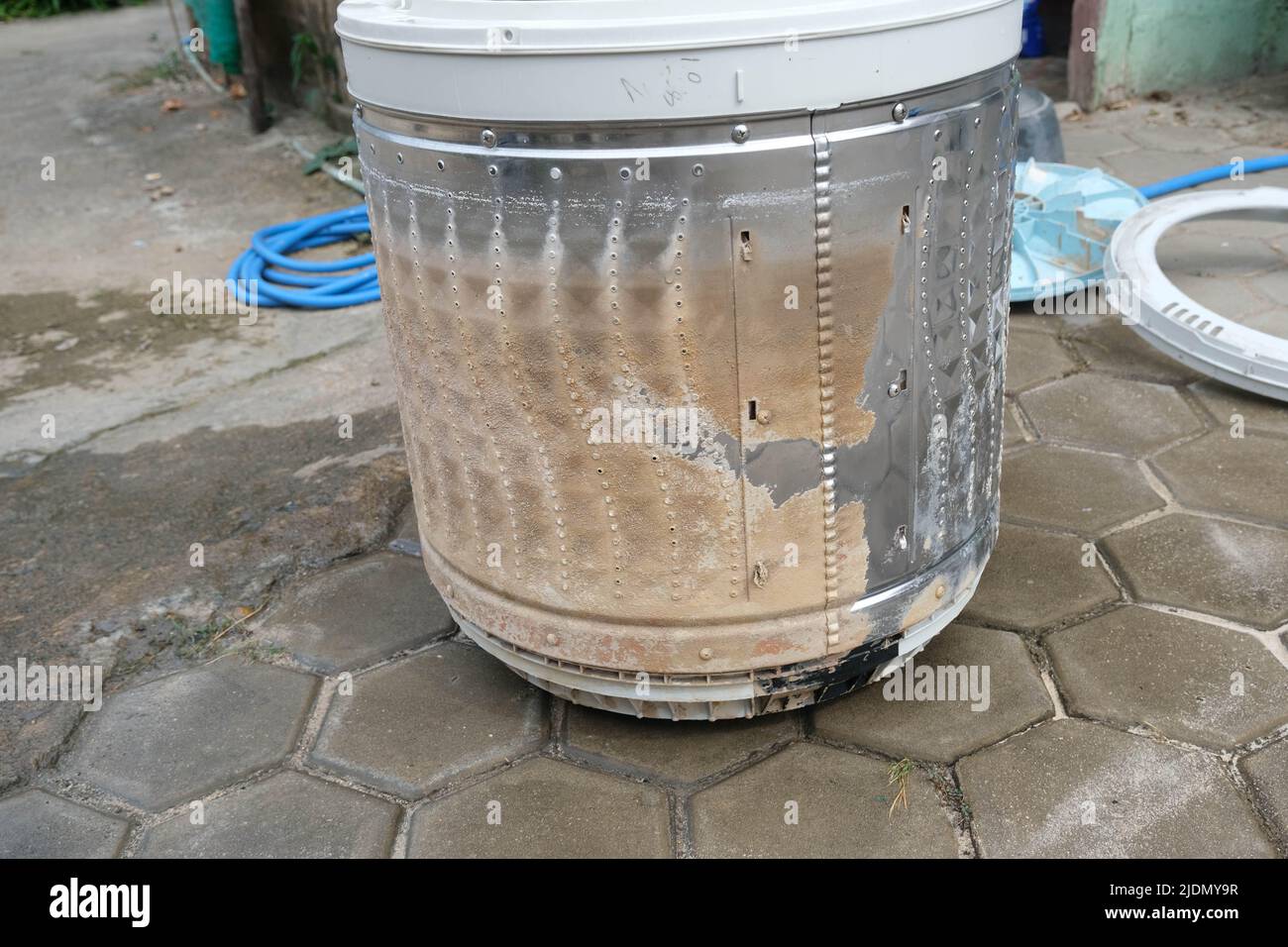 Parts and accessories inside of machine for washing clothes that have