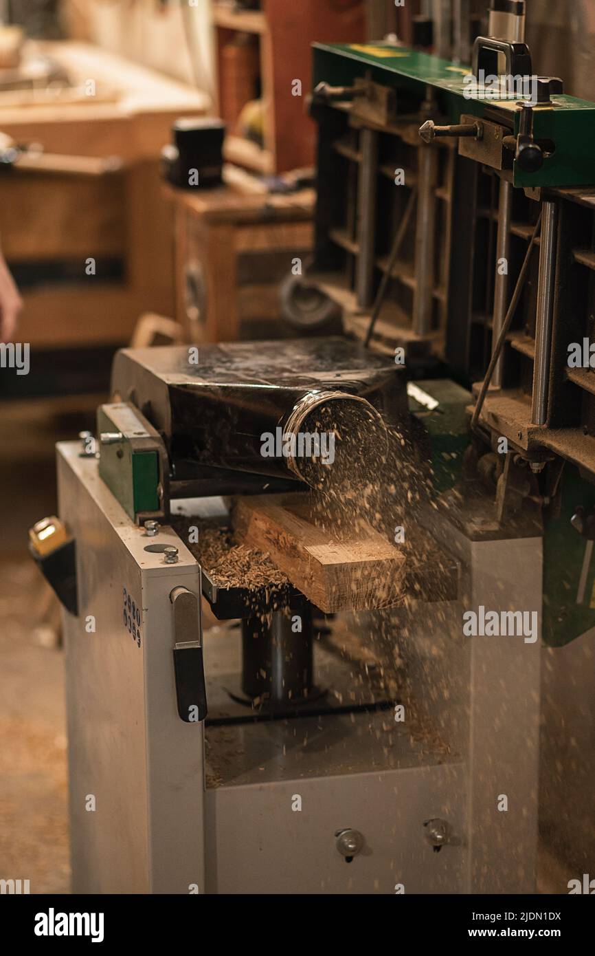 Vertical steel knife cutting blade machine, grinder throwing wood chips