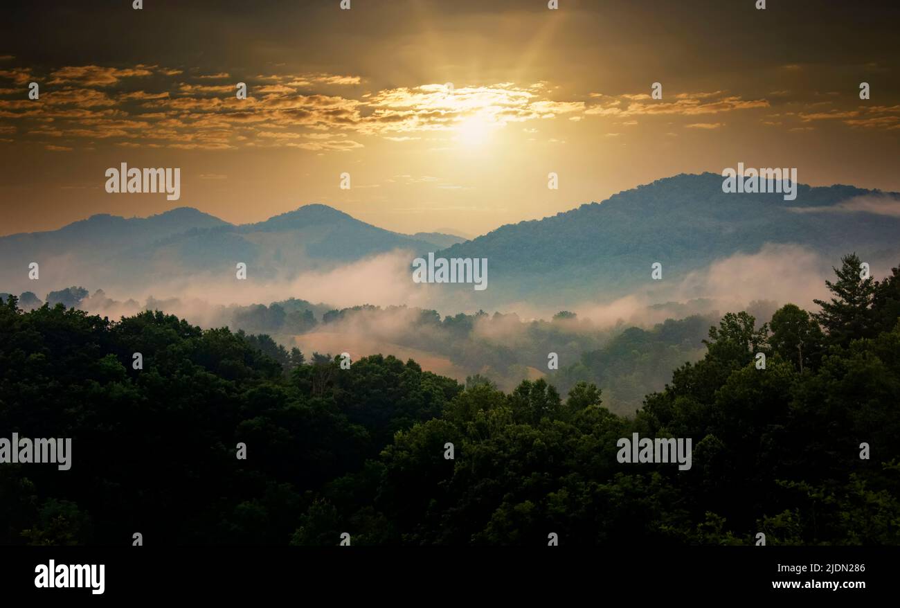 Sun Blue Ridge Sun beginning to set over the Blue Ridge Mountains in western North ...
