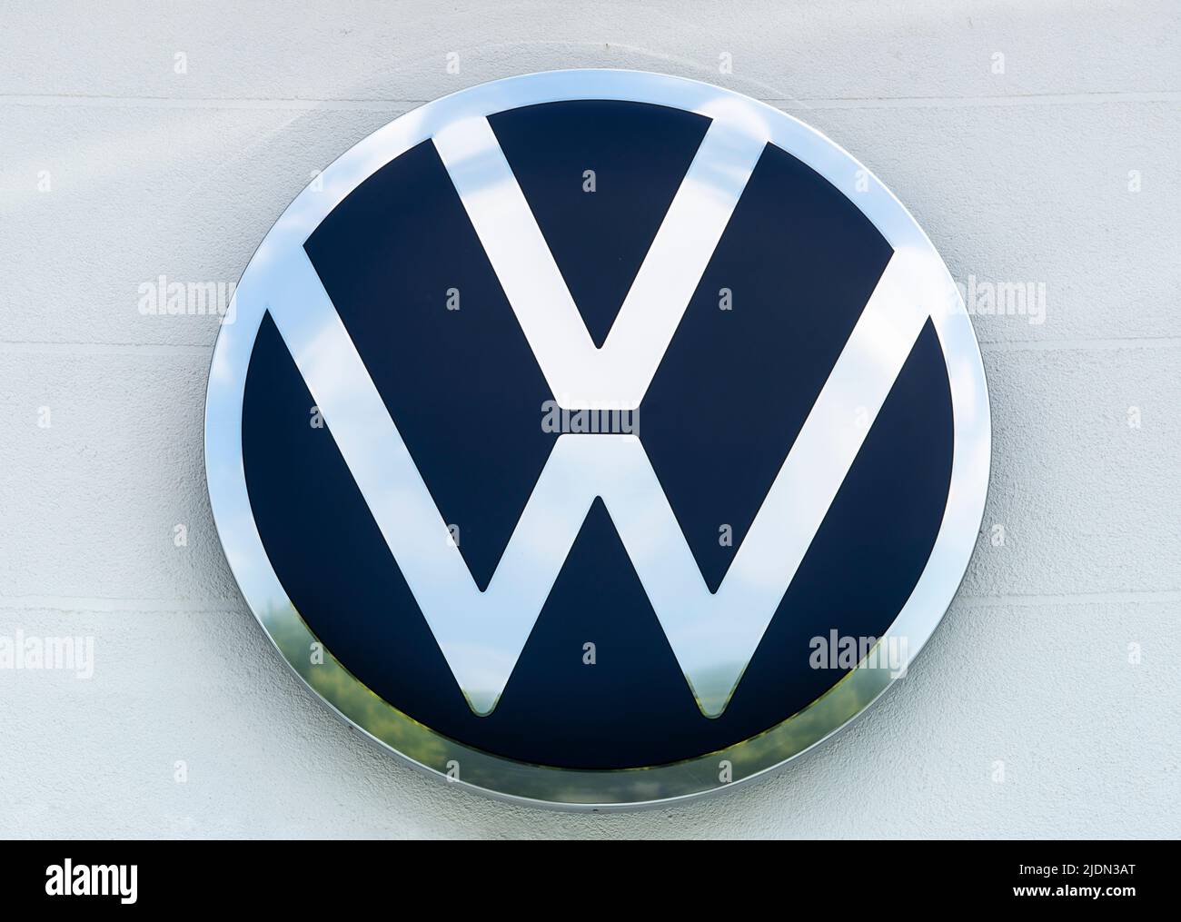 Firmenschild und Logo der Autofirma VW, Volkswagen Stock Photo