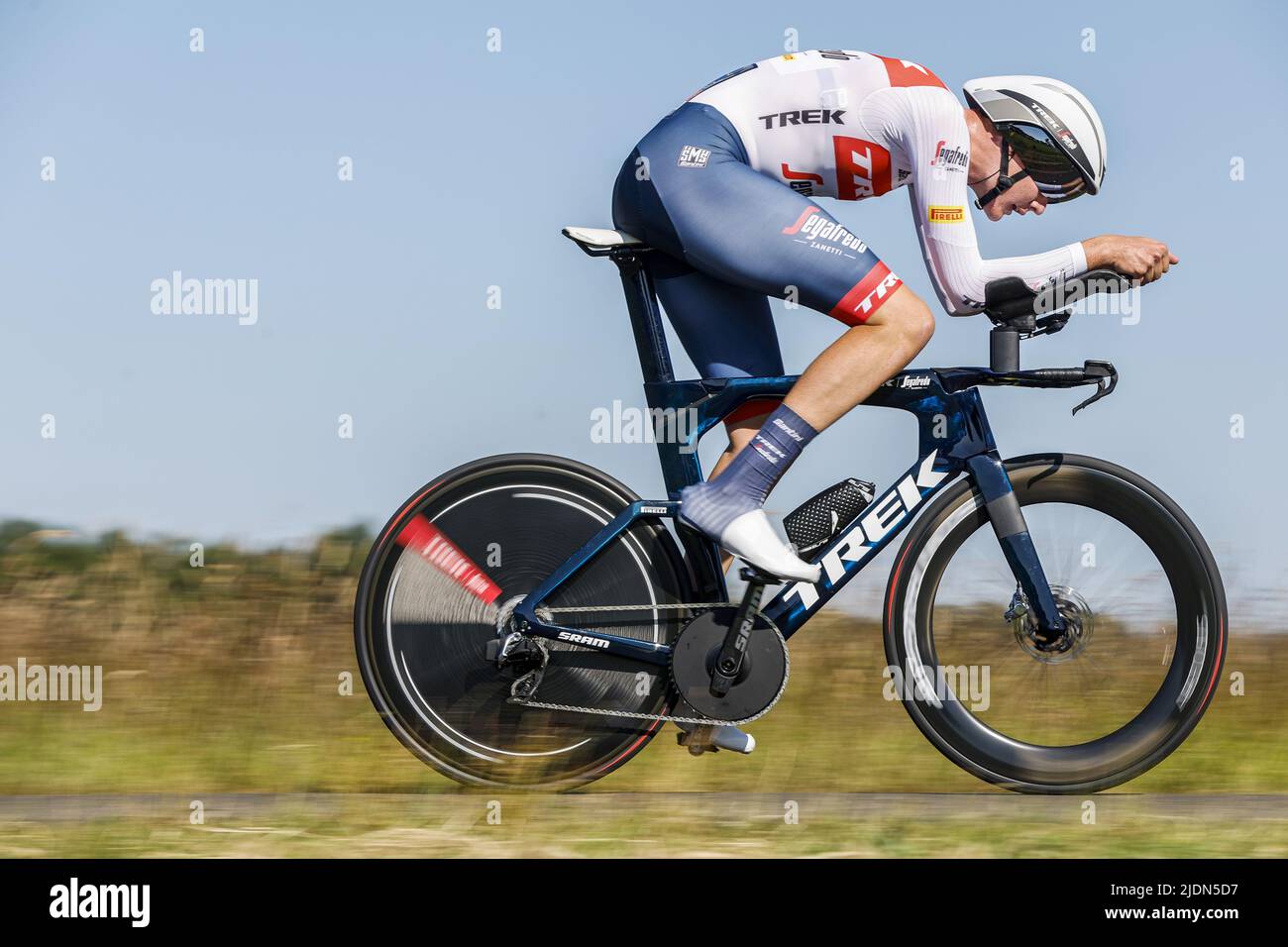 2022-06-22 17:36:15 EMMEN - Cyclist Daan Hoole during the Dutch National Time Trial Championships in Drenthe. ANP BAS CZERWINSKI netherlands out - belgium out Stock Photo