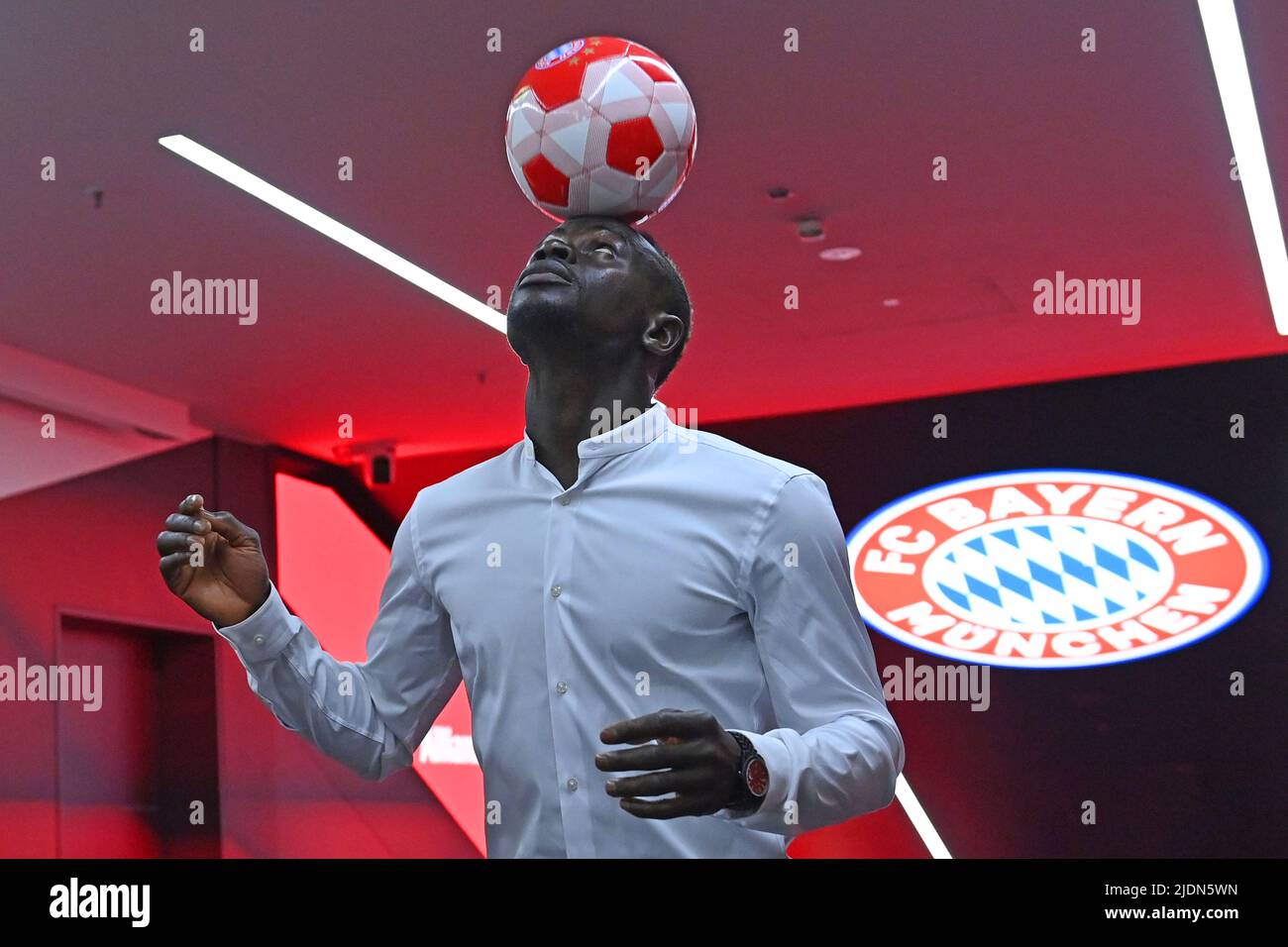 Munich, Germany, 22/06/2022, Sadio MANE juggles the ball. Official performance, presentation Sadio MANE (FC Bayern Munich). Soccer 1. Bundesliga, season 2022/2023, on January 7th, 2020 in the press club of the Allianz Arena. Stock Photo