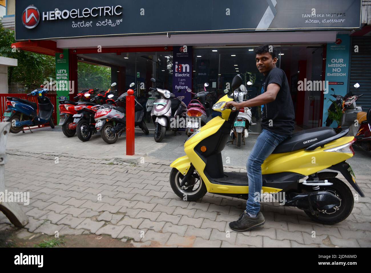 hero 2 wheeler showroom