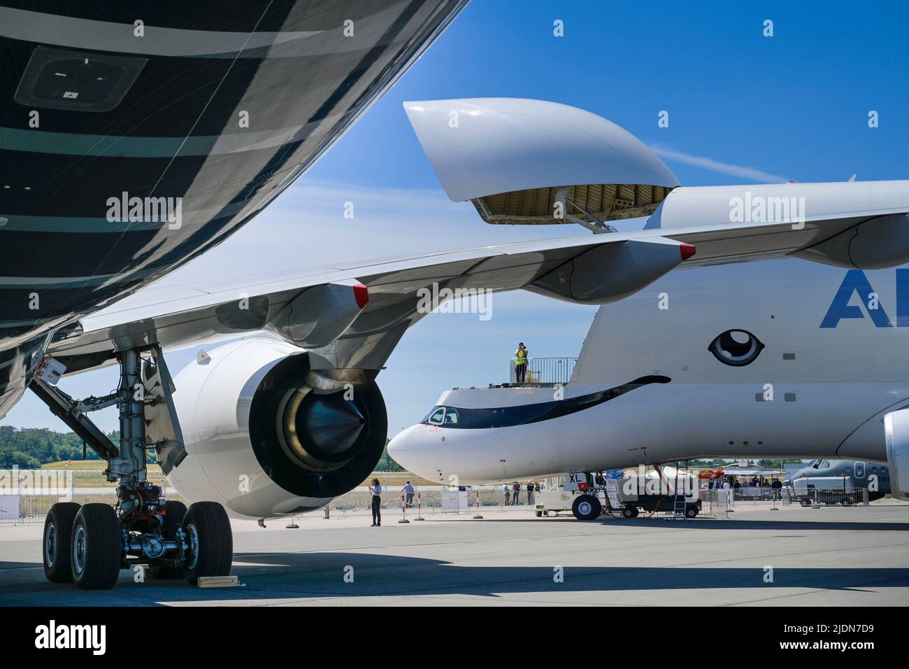 Airbus Beluga XL Transporter, vorne eine Airbus A350, 22.06.2005. ILA Internationale Luft- und Raumfahrtausstellung Berlin, Schönefeld, Brandenburg, D Stock Photo