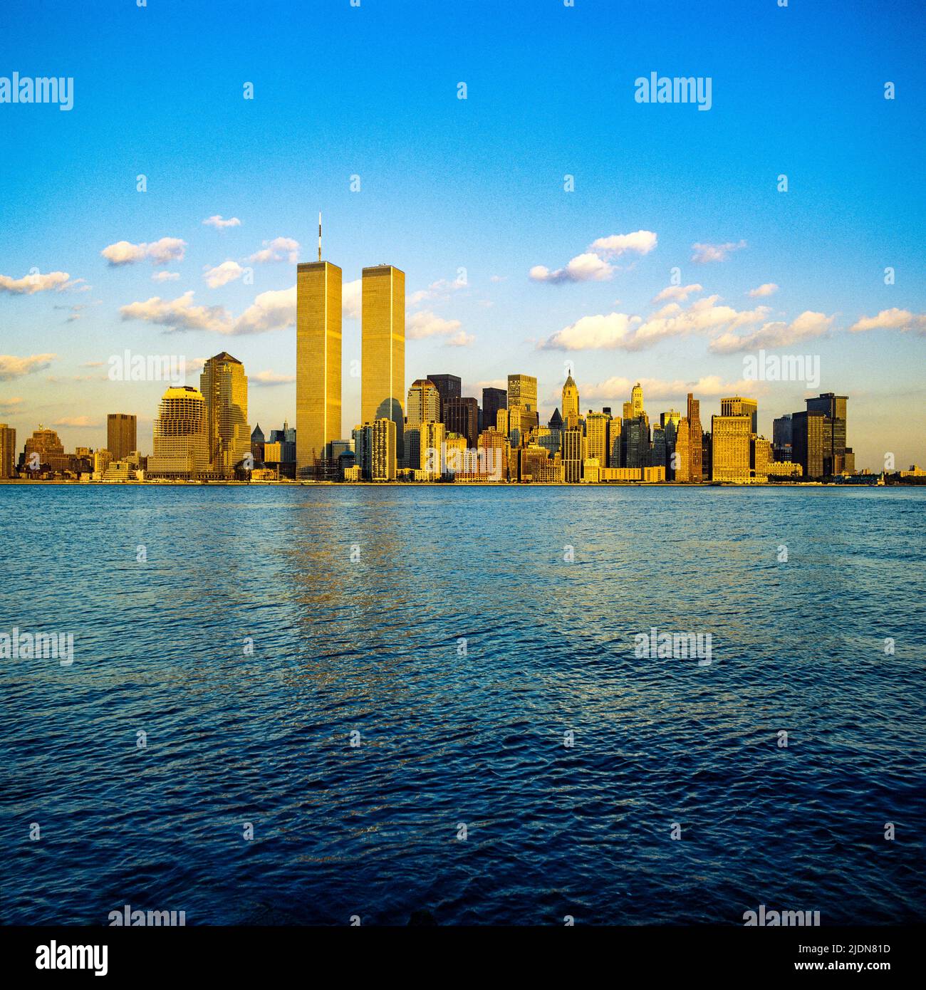 New York 1980s, Hudson river, lower Manhattan skyline, WTC, World Trade Center twin towers, sunset light, New York City, NYC, NY, USA, Stock Photo