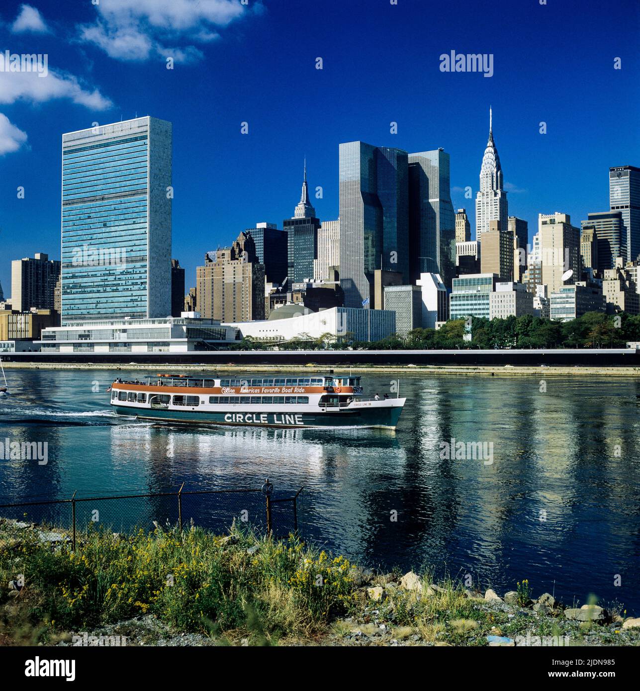New York 1980s, East river, Circle Line cruise boat, UN United Nations, Chrysler building, midtown Manhattan skyline, New York City, NYC, NY, USA, Stock Photo