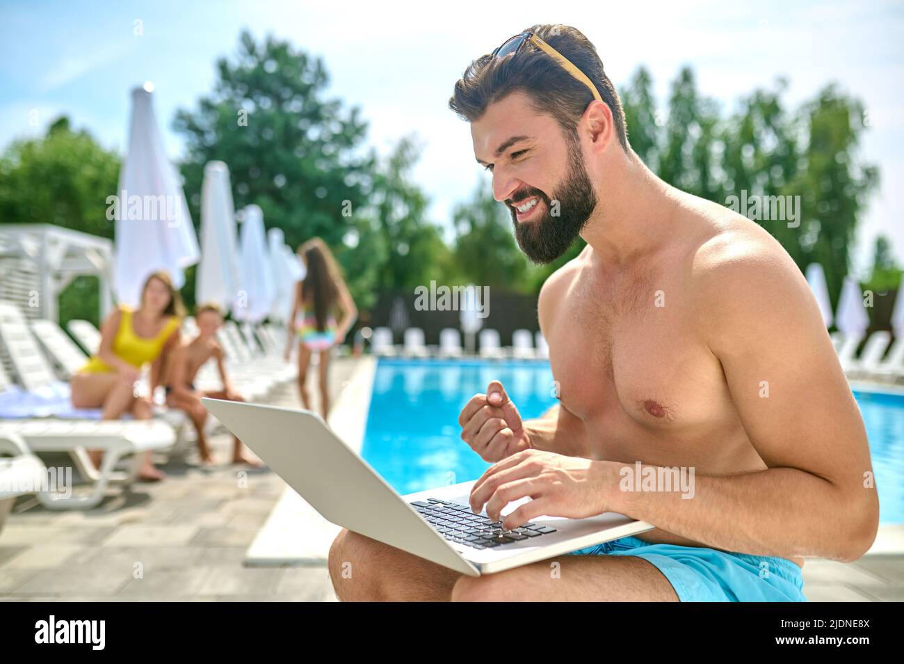 Male vacationer with his computer at the resort Stock Photo - Alamy
