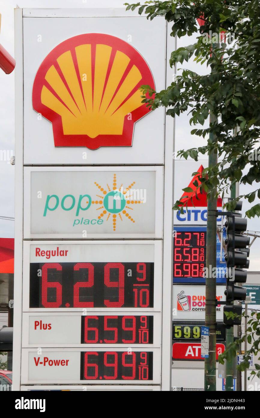 Chicago, USA. 22nd June, 2022. Shell and Citgo gas stations display record high prices on its marquee in Chicago, Illinois USA on June 22, 2022. Spiking gas prices have affected motorists in every state, with some states bearing a heavier burden than others. (Photo by: Alexandra Buxbaum/Sipa USA) Credit: Sipa USA/Alamy Live News Stock Photo