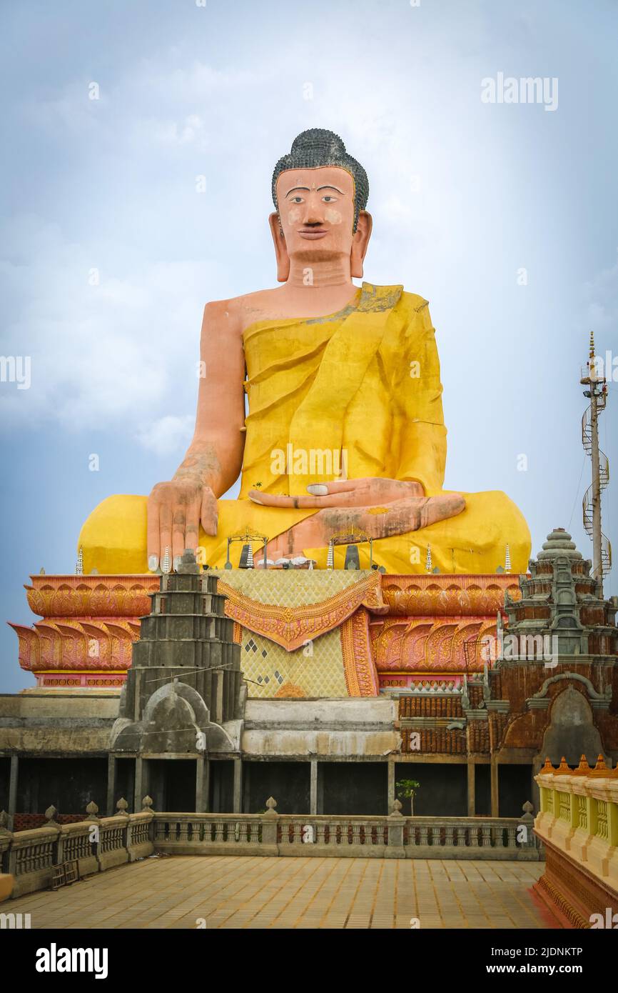 Golden Buddhist temple in Cambodia Stock Photo Alamy