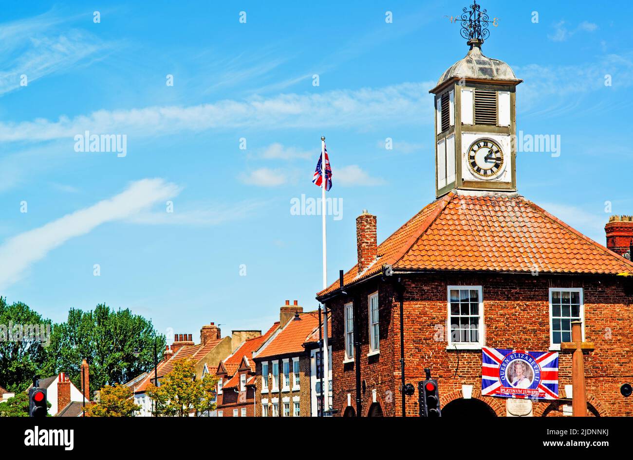 Queens Platinum Jubilee Banner, Yarm Town Hall, Yarm on Tees, North East England Stock Photo
