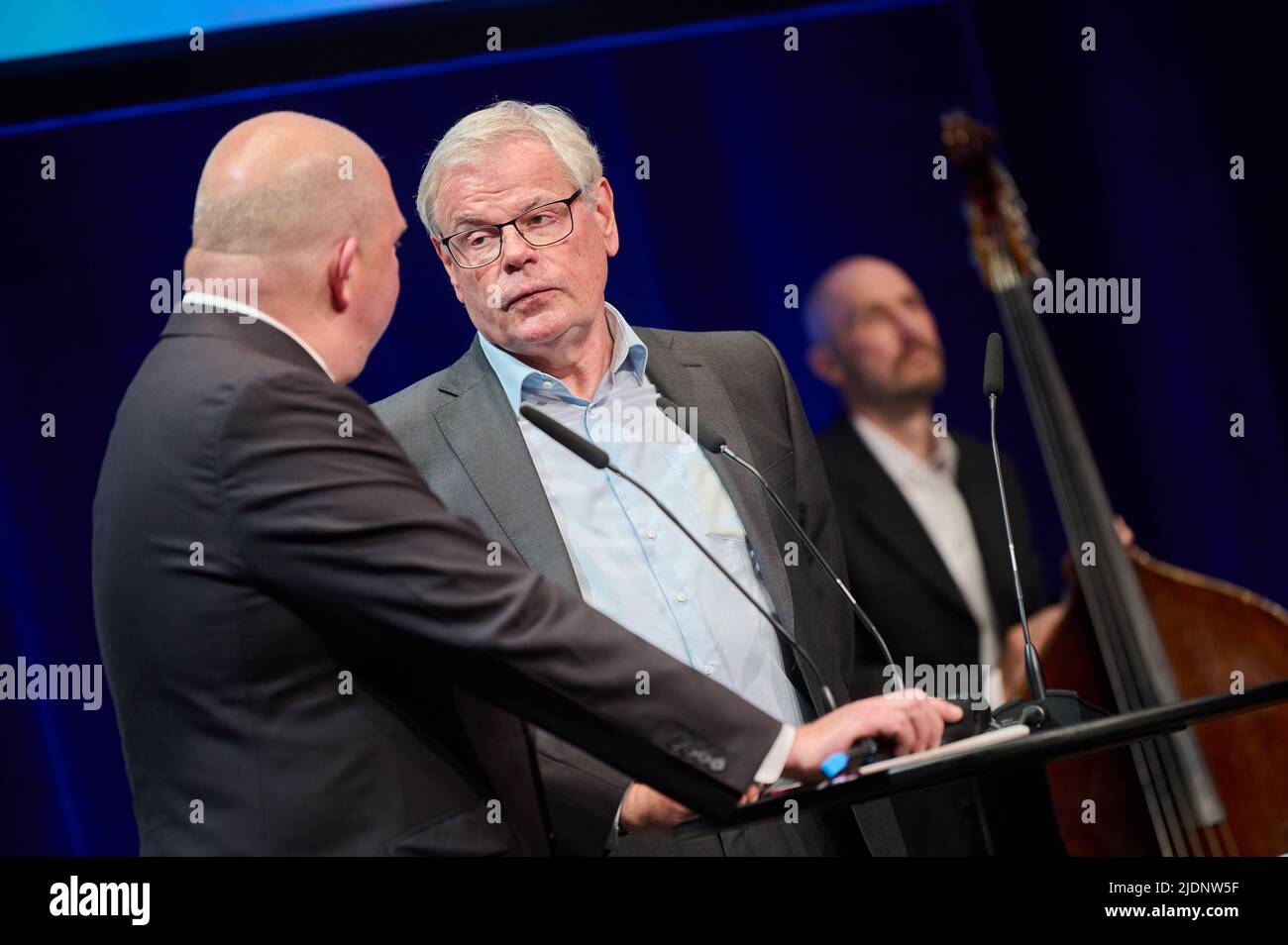 Berlin, Germany. 22nd June, 2022. Helmut Heinen (center), Chairman of the Board of Trustees of the Theodor Wolff Prize, stands on stage with Jörg Thadeusz, moderator, during the Theodor Wolff Prize ceremony at Radialsystem V. The journalism prize awarded by German newspapers commemorates Theodor Wolff, the longtime editor-in-chief of the 'Berliner Tageblatt' newspaper. Credit: Annette Riedl/dpa/Alamy Live News Stock Photo