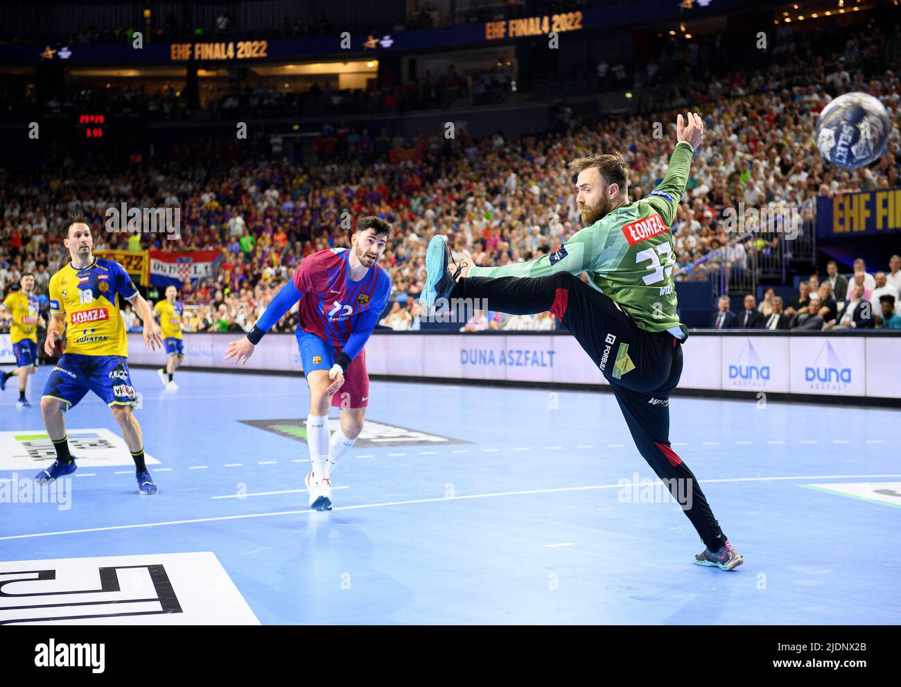 left to right Ludovic FABREGAS (Barca), goalwart Andreas WOLFF (Kielce ...