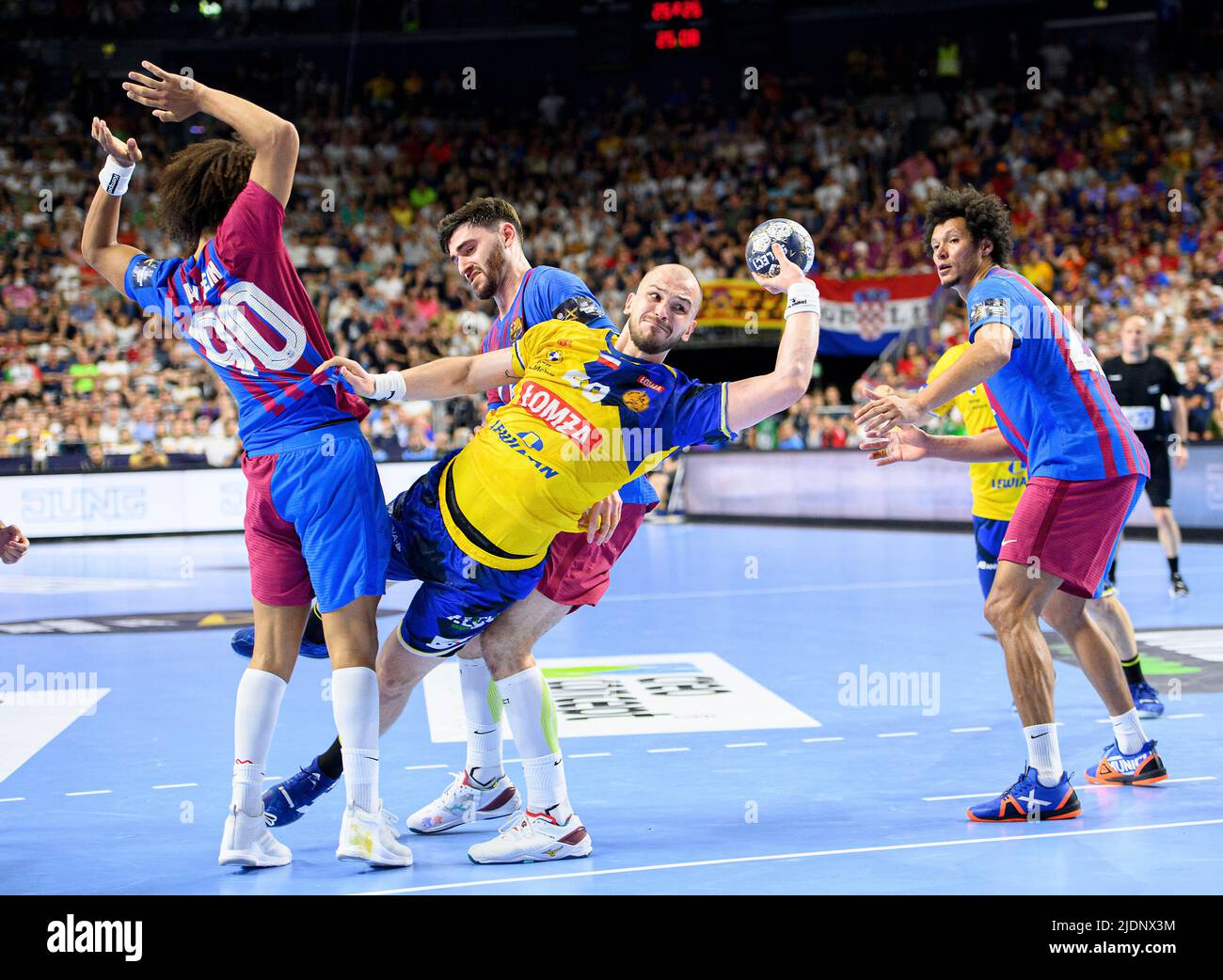 left to right Ali Ismail Mohamed ZEINELABEDIN ALI (Barca), Ludovic FABREGAS  (Barca), Artsem KARALEK (Kielce), Thiagus GONCALVES DOS SANTOS (Barca)  throw, duels, action, handball Champions League Final Four, Finale FC  Barcelona (Barca)