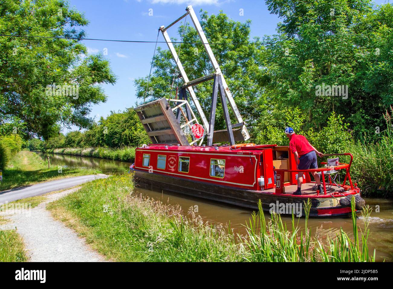 Man steering a canal narrowboat through Morris's lift bridge on the ...