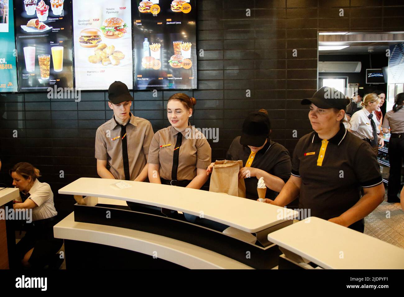 St. Petersburg, Russia. 22nd June, 2022. The restaurant staff serves customers. New Russian fast food chain "Vkusno i Tochka" opens in former McDonald's restaurants in St Petersburg and other cities of the Russian Federation. Credit: SOPA Images Limited/Alamy Live News Stock Photo