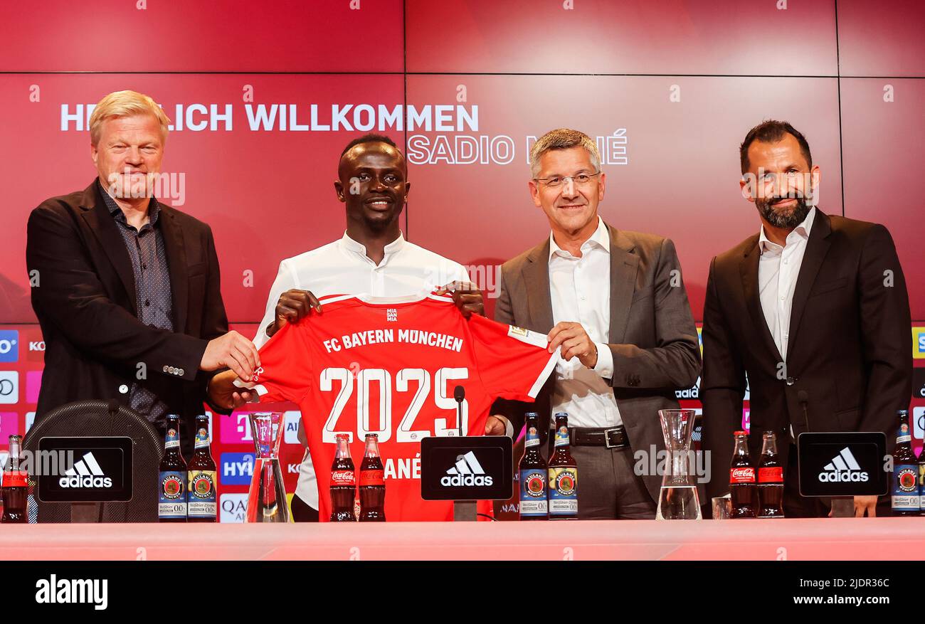 Munich, Germany. 22nd June, 2022. Senegalese player Sadio Mane (2nd L) poses for photos with Bayern Munich chairman Oliver Kahn (1st L), Bayern Munich president Herbert Hainer (2nd R) and Bayern Munich's sporting director Hasan Salihamidzic after a press conference as he officially joins Bayern Munich in Munich, Germany, June 22, 2022. Credit: Philippe Ruiz/Xinhua/Alamy Live News Stock Photo