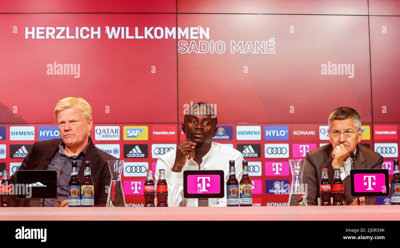 Munich, Germany. 22nd June, 2022. Senegalese player Sadio Mane (C) attends a press conference with Bayern Munich chairman Oliver Kahn (L) and Bayern Munich president Herbert Hainer as he officially joins Bayern Munich in Munich, Germany, June 22, 2022. Credit: Philippe Ruiz/Xinhua/Alamy Live News Stock Photo