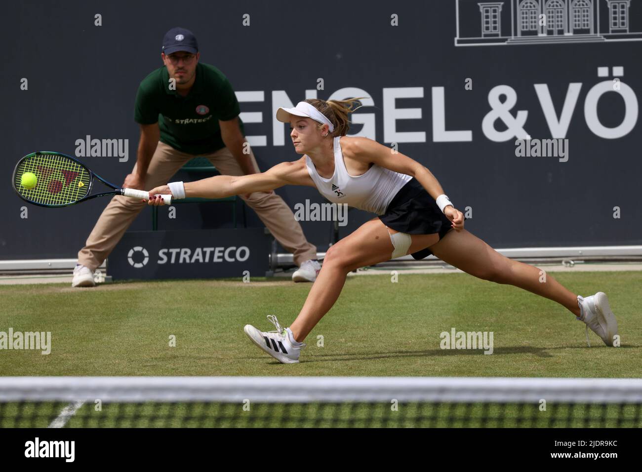 Bad Homburg, Germany. 22nd June, 2022. Tennis: WTA Tour, Singles, Women, Round of 16, Swan (Great Britain) - Andreescu (Canada). Katie Swan plays a forehand. Credit: Joaquim Ferreira/dpa/Alamy Live News Stock Photo