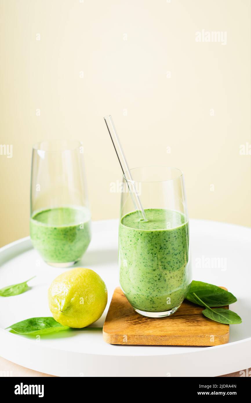 Healthy green smoothie, spinach, kiwi and lemon Stock Photo Alamy