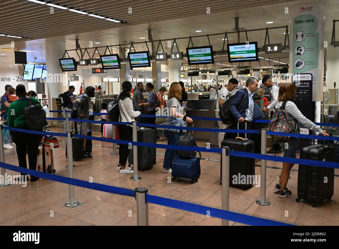 https://c8.alamy.com/comp/2JDRB62/illustration-shows-a-queue-of-travelers-in-the-departure-hall-of-brussels-airport-in-zaventem-thursday-23-june-2022-pilots-and-cabin-crew-members-of-belgian-airlines-brussels-airlines-and-of-low-cost-carrier-ryanair-start-a-three-day-strike-during-the-three-day-strike-airline-brussels-airlines-has-to-cancel-about-60-percent-of-its-scheduled-flight-schedule-315-flights-have-been-cancelled-40000-passengers-have-been-affected-the-cabin-crew-and-pilots-go-on-strike-against-among-other-things-the-work-pressure-that-they-esteem-too-high-ryanair-is-thought-to-cancel-at-least-180-flights-b-2JDRB62.jpg