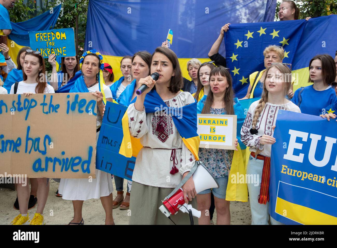 Brussels, Belgium. 23rd June, 2022. A pro Urkrainian manifestation pictured during an EU-Western Balkan meeting, ahead of the European council summit, in Brussels, Thursday 23 June 2022. The leaders of Albania and North Macedonia considered staying away from the summit as Bulgaria continues to block the start of talks over the two countries' accession to the EU. Credit: Belga News Agency/Alamy Live News Stock Photo