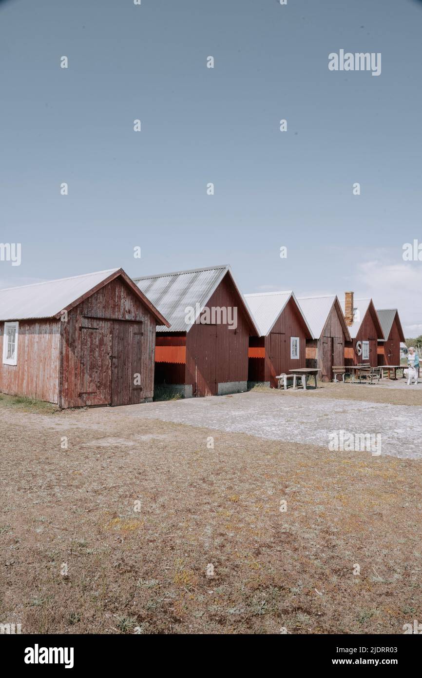 Mehrere Fischerhütten auf Gotland in Schweden. 6 kleine Hütten nebeneinander. Stock Photo