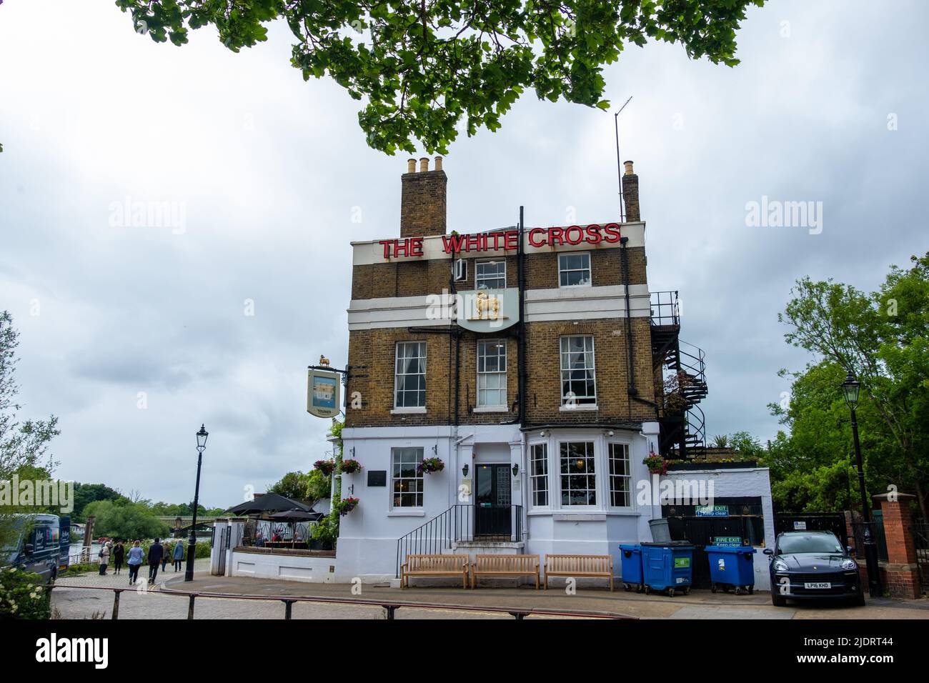 London- May 2022: The White Cross pub on the banks of the River Thames in Richmond, south west London Stock Photo