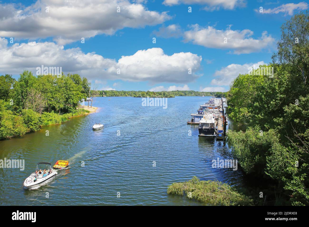 Leukermeer, Netherlands - Juin 9. 2022: Beautiful idyllic lake, sport boats harbour, green forest, sand beach, blue summer sky Stock Photo