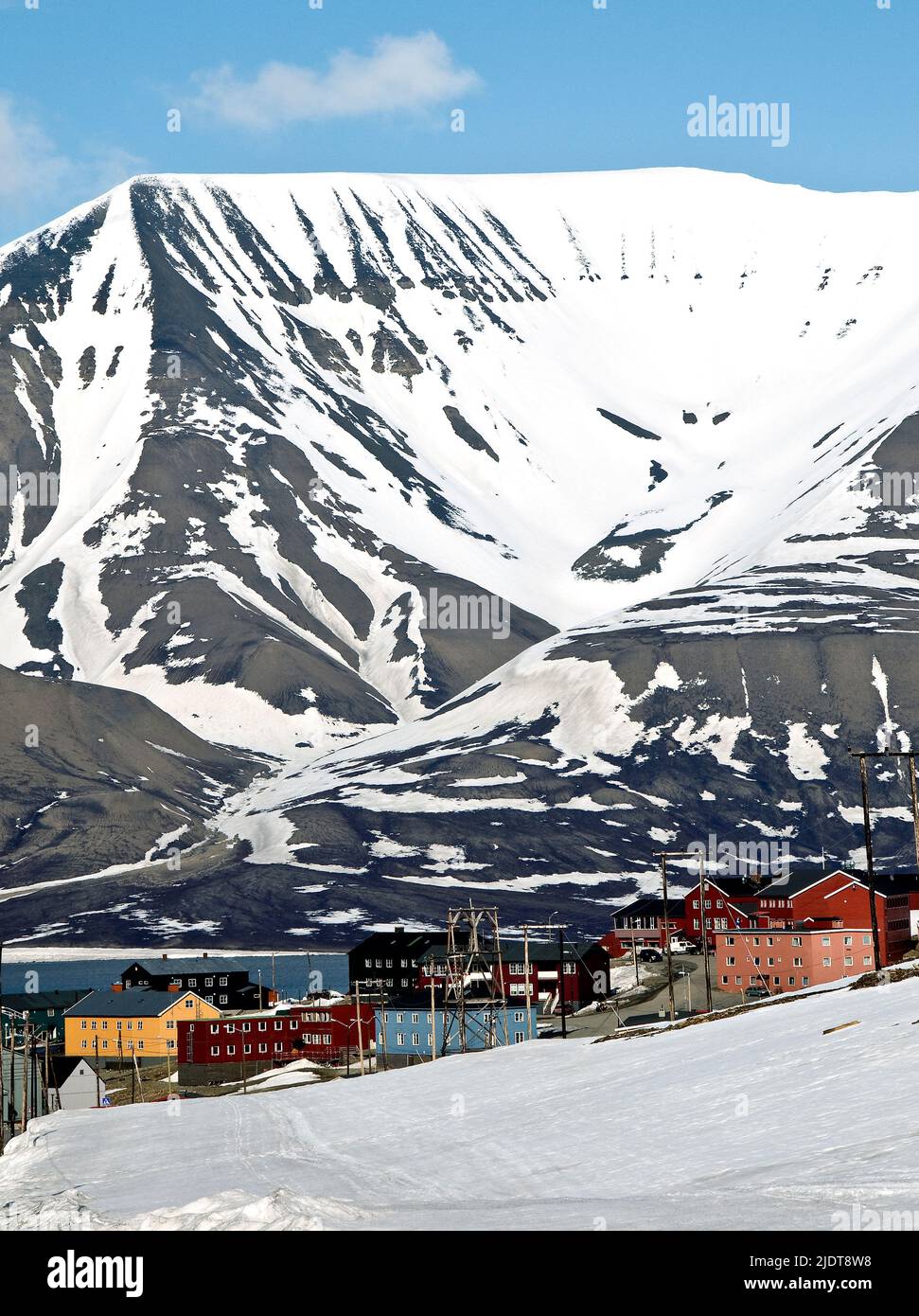 Longyearbyen (Spitsbergen, Svalbard) with the Opra Mountain (Oprafjellet) in the background. Stock Photo