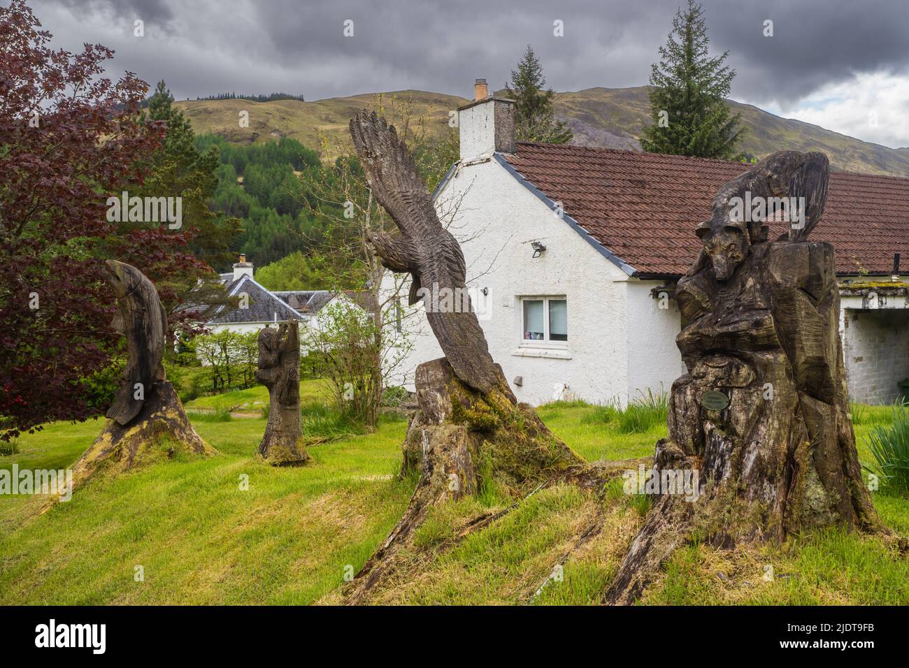 19.05.2022 Tyndrum, Argyll, Scotland, UK. Wooden carvings in a garden on the West Highland Way near to Tyndrum Stock Photo